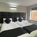 Hosted By Ryan - 1 Bedroom Apartment